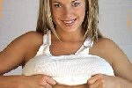 Decouvrez les boobs de cette petite 